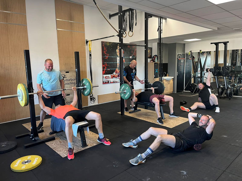 Séance de renforcement musculaire en petit groupe en salle de sport Imajim.